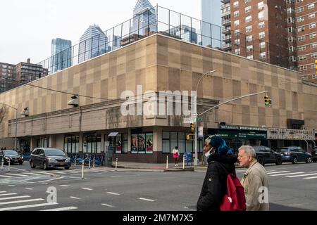 Edificio commerciale vacante, in precedenza sede di un McDonald’s, un supermercato Grides, un centro tennis e alcune piccole imprese, a Chelsea a New York mercoledì 4 gennaio 2023. L'edificio, di proprietà della cooperativa mutuo riqualificazione edilizia abitativa, ha raggiunto la fine della sua vita e sta per scendere, per essere sostituito da alloggi. (© Richard B. Levine) Foto Stock