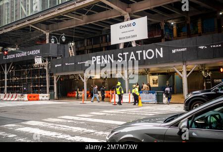Traffico al di fuori della Pennsylvania Station in fase di ristrutturazione a New York giovedì 5 gennaio 2023. (© Richard B. Levine) Foto Stock