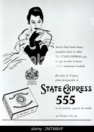 Annuncio vintage o vecchio, pubblicità, pubblicità o illustrazione per le sigarette Express 555 1956. Illustrato con immagine di una sofisticata giovane donna fumatrice o fumatrice femminile Foto Stock