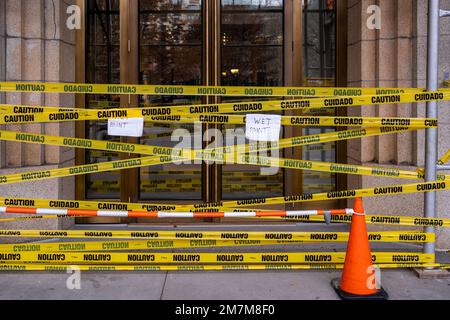 Il nastro di attenzione impedisce che il passer-by venga attaccato dalla vernice bagnata nel quartiere Tribeca di New York sabato 7 gennaio 2023. (© Richard B. Levine) Foto Stock