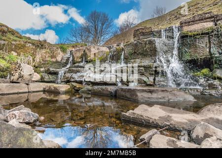 Una cascata quasi secca su Ettersgill Beck, nell'alta Teesdale, sotto il forte sole primaverile. Foto Stock