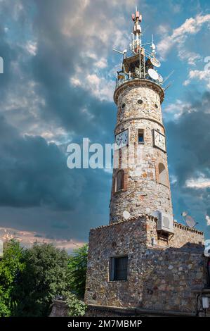 Vista de la torre del Trabajo con reloj y antenas de telecomunicaciones en la plaza Italia de Cáceres, España Foto Stock