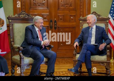 Città del Messico, Messico. 09th Jan, 2023. Il presidente degli Stati Uniti Joe Biden, a destra, e il presidente messicano Andres Manuel Lopez Obrador, a sinistra, condividono una risata durante un incontro bilaterale prima del vertice dei leader nordamericani al Palacio Nacional, 9 gennaio 2023 a Città del Messico, Messico. Credit: Adam Schultz/White House Photo/Alamy Live News Foto Stock