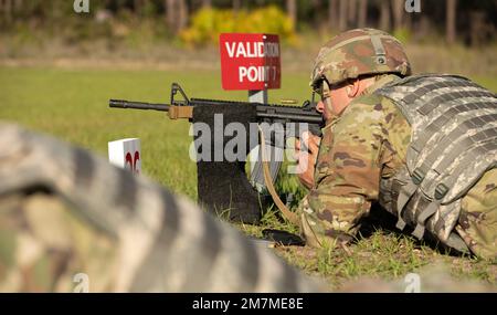 STATI UNITI Matthew Fiore, rappresentante della Guardia Nazionale dell'Esercito della Georgia, spara un round durante la parte di azzeramento delle armi della Regione tre miglior Guerrieri della competizione su Camp Blanding, la., 11 maggio 2022. Il concorso "Best Warrior Competition" della Regione tre mette in evidenza la letalità, la disponibilità e le capacità del Guardsman nazionale dell'esercito in tutta la regione sudorientale. Foto Stock