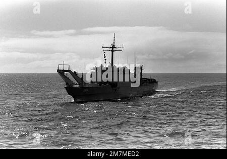 Vista aerea di prua della nave di atterraggio cisterna USS LA MOURE COUNTY (LST 1194) in corso. Paese: Sconosciuto Foto Stock