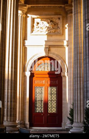 Parigi, Francia - 27 2022 dicembre: Galleria delle colonne e porta d'ingresso della chiesa di San Sulpice Foto Stock