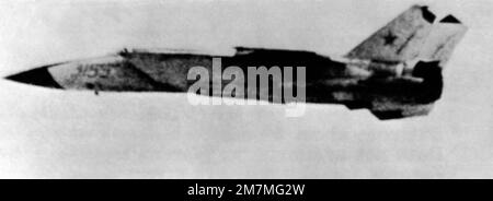 Vista laterale sinistra di un aereo da combattimento sovietico MIG-25 Foxbat in volo. (Immagine substandard). Paese: Sconosciuto Foto Stock