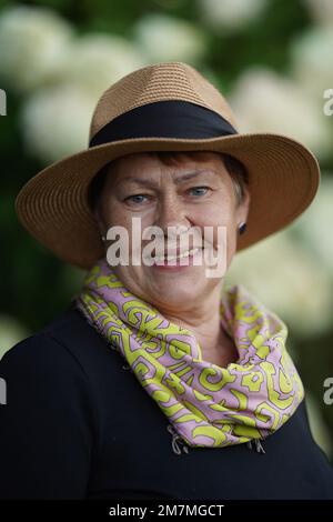 Ritratto di una giovane donna allegra primo piano, una vecchia donna sembra molto giovane, una donna moderna di vecchiaia Foto Stock