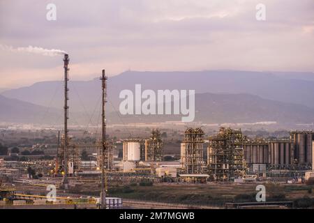 Vista panoramica di una zona industriale petrolchimica e di raffinazione Foto Stock