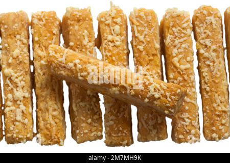 Il formaggio Roka Gouda incolla gli originali biscotti al formaggio su sfondo bianco Foto Stock