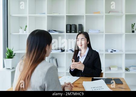 Gli analisti finanziari analizzano i rapporti di affari sui progetti di investimento pianificati durante le discussioni di riunione corporative mostrano il lavoro di squadra riuscito con Foto Stock