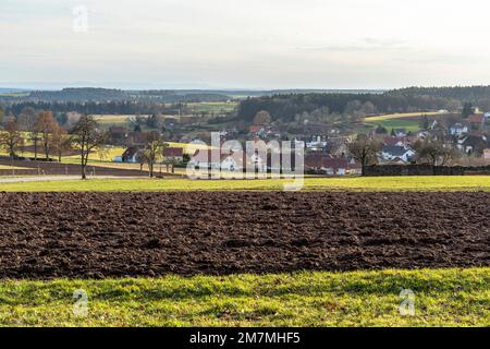 Europa, Germania, Germania meridionale, Baden-Wuerttemberg, Foresta Nera settentrionale, Bad Teinach-Zavelstein, Vista dal punto di vista Zettelberg al villaggio Rötenbach Foto Stock