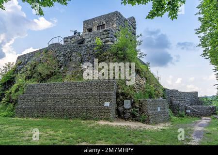 Europa, Germania, Germania meridionale, Baden-Württemberg, Albo svevo, Münsingen, gli escursionisti godono della vista dal castello di Hohengundelfingen Foto Stock