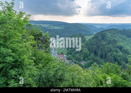 Europa, Germania, Germania meridionale, Baden-Wuerttemberg, Albo svevo, Münsingen, Vista dal Castello di Hohengundelfingen nella Valle di Great Lauter Foto Stock