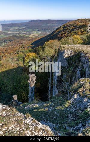 Europa, Germania, Germania meridionale, Baden-Württemberg, Albo svevo, Bissingen an der Teck, Vista da Breitenstein sul paesaggio delle Alpi intorno a Hepsisau Foto Stock