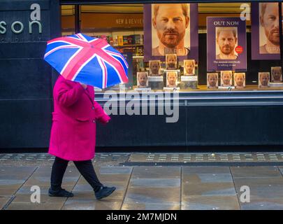 Regno Unito, London, Mayfair, pedonale con una Unione Jack ombrello  guardando un annuncio di Louis Vuitton con Foto stock - Alamy