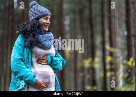 Europa, Germania, Germania meridionale, Baviera, alta Baviera, Alpi Bavaresi, Lenggries, donna incinta nella foresta Foto Stock