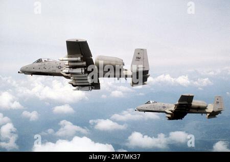 Una vista dal lato inferiore sinistro aria-aria di due aeromobili Thunderbolt II a-10. L'A-10 sullo sfondo trasporta un pieno carico di bombe Snake Eye Mark 82. L'A-10 in primo piano è caricato con due missili Maverick e otto bombe Mark 20 MOD-3 Rock Eye. Entrambi gli aerei, assegnati alla Tactical Fighter Wing 355th, sono in un tour delle basi aeree coreane. Base: Kwang Ju Air base Paese: Corea Foto Stock