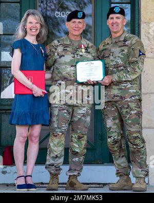 STATI UNITI Gen. Militare D.A. Sims II (centro), la divisione di fanteria uscente del 1st e il generale comandante di Fort Riley, e Fay Sims (sinistra), la divisione di fanteria uscente del 1st e Fort Riley ‘1st Lady’, sono premiati dagli Stati Uniti Robert P. White (a destra), gli Stati Uniti Army III Corps e comandante di Fort Hood, prima di una cerimonia di cambio di divisione del comando del 11 maggio 2022, presso la Custer House di Fort Riley, Kansas. I Sims’ sono stati premiati per aver prestato servizio presso la divisione dall’agosto 2020 al maggio 2022. Foto Stock