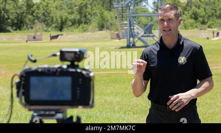 STATI UNITI Esercito 15th Sgt. Major of the Army Ret. Daniel A. Dailey, Vice Presidente dell'Associazione dell'esercito degli Stati Uniti, partecipa a un'intervista per il Concorso migliore guerriero della Regione III su Camp Blanding, Fla., 11 maggio 2022. La competizione regionale III Best Warrior Competition mette in evidenza la letalità, la prontezza e le capacità del Guardsman nazionale dell'esercito in tutta la regione sudorientale. Foto Stock