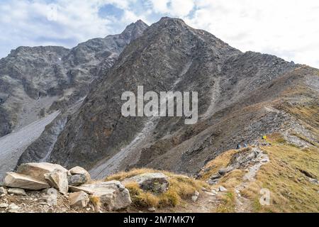 Europa, Austria, Tirolo, Alpi, Alpi Orientali, Le Alpi di Ötztal, Pitztal, gli alpinisti fanno una pausa davanti allo sfondo del Geige Hohe Foto Stock