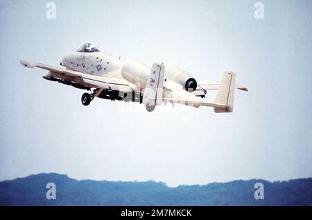 Vista posteriore sinistra di un aeromobile Thunderbolt II a-10 che decollava con un carico pieno di bombe Snake Eye Mark 82 attaccate al sottocarro. La A-10, assegnata alla 355th Tactical Fighter Wing, è in un tour dimostrativo delle basi aeree in Corea per familiarizzare i comandanti di campo con le sue capacità. Base: Osan Air base Nazione: Repubblica di Corea (KOR) Foto Stock