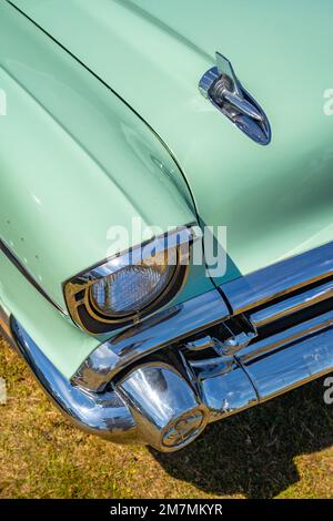 Cromo sul davanti di una Chevrolet 1957 Bel Air classica American 1950s auto in pistacchio verde. Foto Stock