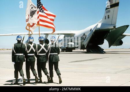 Una guardia di colore dell'esercito si presenta per incontrare un aereo Starlifter C-141 che trasporta le casse di tre Stati Uniti Soldati dell'esercito che sono stati uccisi in un incidente in elicottero in Corea il 14 luglio 1977. Base: Travis Air Force base Stato: California (CA) Paese: Stati Uniti d'America (USA) Foto Stock