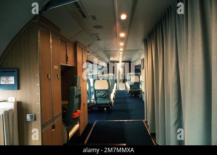 Vista dell'area principale della cabina di un aeromobile VIP C-9 con interni modificati alla base. Il C-9 è assegnato al GEN Alexander M. Haig, Jr., comandante delle forze NATO in Europa. Base: Rhein-Main Air base Paese: Deutschland / Germania (DEU) Foto Stock