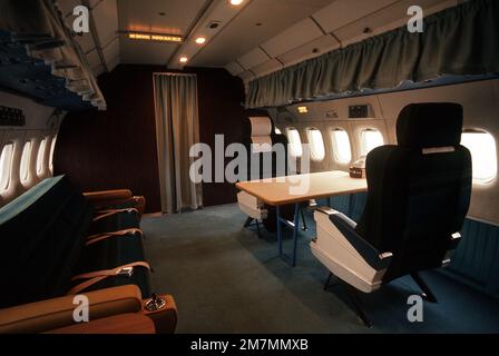 Vista dell'area principale della cabina di un aeromobile VIP C-9 con interni modificati alla base. Il C-9 è assegnato al GEN Alexander M. Haig, Jr., comandante delle forze NATO in Europa. Base: Rhein-Main Air base Paese: Deutschland / Germania (DEU) Foto Stock