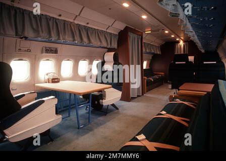 Vista dell'area principale della cabina di un aeromobile VIP C-9 con interni modificati alla base. Il C-9 è assegnato al GEN Alexander M. Haig, Jr., comandante delle forze NATO in Europa. Base: Rhein-Main Air base Paese: Deutschland / Germania (DEU) Foto Stock