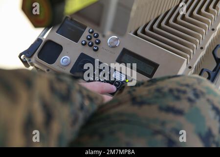 STATI UNITI Marine Corps CPL. Tucker Hager un operatore satellitare con la Sezione Comunicazioni, 13th Marine Expeditionary Unit Command Element, calibra un sistema di spedizione di comunicazione satellitare a banda larga Marine Corps durante il Deploying Group Systems Integration Testing presso Marine Corps base Camp Pendleton, California, 11 maggio 2022. DGSIT è un esercizio incentrato sui comandi e sui controlli e sui post-comandi, progettato per convalidare i sistemi e le procedure di comando, controllo, comunicazione e computer dell'MEU e tutti i principali elementi di supporto prima di eventi più intensivi del programma di formazione pre-implementazione Foto Stock