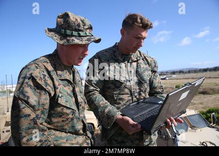 STATI UNITI Il corpo marino CPL. Tucker Hager, a sinistra, e il CPL. Casey Grindle, entrambi gli operatori satellite con la sezione di comunicazioni, 13th elemento di comando dell'unità di spedizione marina, ricevono i dati di sistema di spedizione di comunicazione satellitare a banda larga del corpo marino durante il test di integrazione dei sistemi del gruppo di distribuzione al corpo marino base Camp Pendleton, California, 11 maggio 2022. DGSIT è un esercizio incentrato sui comandi e sui controlli e sui post-comandi, progettato per convalidare i sistemi e le procedure di comando, controllo, comunicazione e computer dell'MEU e di tutti i principali elementi di supporto prima di un'attività pre-intensiva Foto Stock