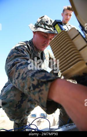 STATI UNITI Tucker Hager, un operatore satellitare con sezione Comunicazioni, 13th Marine Expeditionary Unit Command Element, calibra un sistema di spedizione di comunicazione satellitare a banda larga del corpo marino durante il Deploying Group Systems Integration Testing presso Marine Corps base Camp Pendleton, California, 11 maggio 2022. DGSIT è un esercizio incentrato sui comandi e sui controlli e sui post-comandi, progettato per convalidare i sistemi e le procedure di comando, controllo, comunicazione e computer dell'MEU e tutti i principali elementi di supporto prima di eventi più intensivi del programma di formazione pre-implementazione Foto Stock