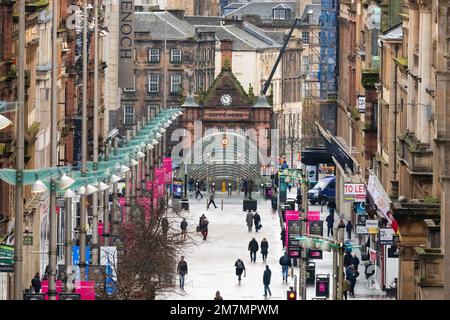 Buchanan Street, la stazione della metropolitana di St Enoch e il caffè Nero di St Enoch, Glasgow, Scozia, Regno Unito Foto Stock