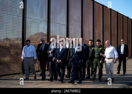 El Paso, Stati Uniti d'America. 08 gennaio 2023. Il presidente degli Stati Uniti Joe Biden, al centro, cammina con gli ufficiali della Custom and Border Patrol durante una visita al muro di confine lungo il Rio Grande, 8 gennaio 2023 a El Paso, Texas. Biden si trova a El Paso per vedere il confine meridionale dove la migrazione è ad un livello record. Credit: TIA Dufour/DHS Photo/Alamy Live News Foto Stock