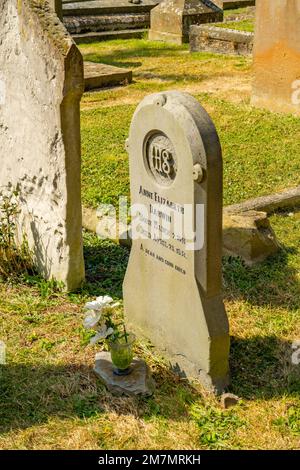 La tomba di Anne Darwin nel cimitero del grande priorato di Malvern, Malvern, Worcestershire. Foto Stock