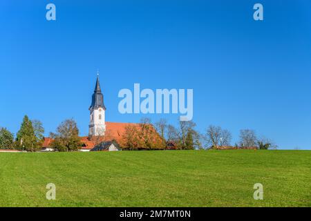 Germania, Baviera, distretto di Starnberg, Berg, distretto di Aufkirchen, Chiesa dell'Assunzione della Vergine Maria Foto Stock