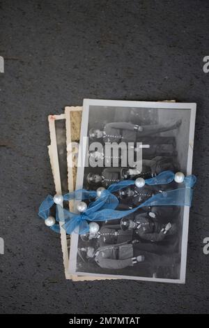 Pila di vecchie foto dei tempi della seconda guerra mondiale Foto Stock