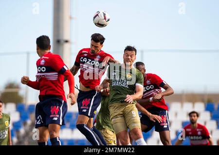 JOSÉ MIGUEL da ROCHA FONTE di LOSC Lille e TOM BOERE di SC Cambuur battaglia per la palla durante l'amichevole, LOSC Lille vs SC Cambuur partita al P Foto Stock