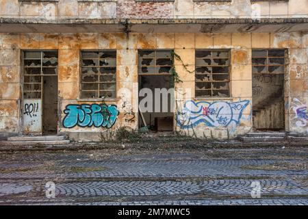 Italia, Veneto, vecchio magazzino abbandonato, decadimento dell'edilizia industriale, decadimento industriale Foto Stock