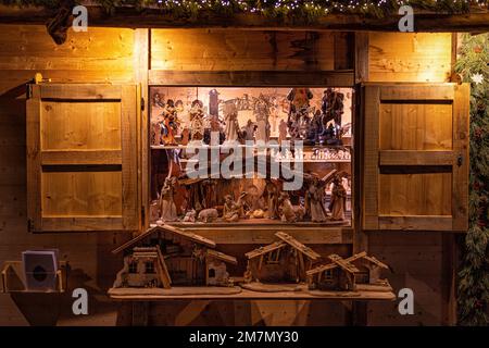 Finestra di un mercatino di Natale con presepi. Stoccarda, Baden-Württemberg, Germania. Foto Stock