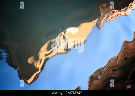 Case riflesse sulla superficie dell'acqua Foto Stock
