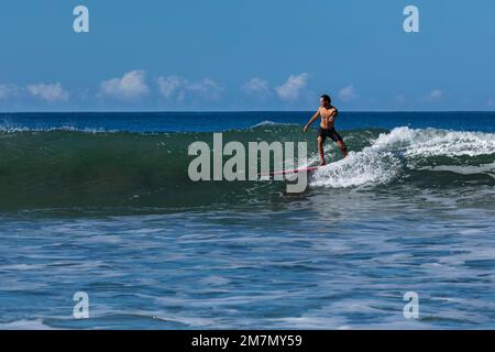 Surfista a Playa Santa Teresa, Penisola di Nicoya, Guanacaste, Costa Rica, America Centrale Foto Stock