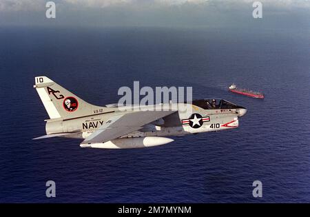 Una vista laterale destra aria-aria di un aeromobile Corsair II di attacco Squadron 12 (VA-12) A-7E. Sullo sfondo c'è una petroliera commerciale non identificata. Paese: Sconosciuto Foto Stock