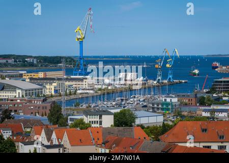 Wismar, vista sulla città, città vecchia, porto, cantieri navali MV Wismar, Meclemburgo-Pomerania occidentale, Germania Foto Stock