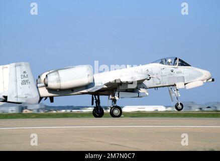 Un aereo A-10A Thunderbolt II decoltra in volo per Fort Hood, Texas, per partecipare a una dimostrazione di energia pirotecnica per il Presidente carter. L'aereo è assegnato alla 355th Tactical Fighter Wing. Base: Bergstrom Air Force base Stato: Texas (TX) Paese: Stati Uniti d'America (USA) Foto Stock