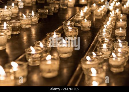 Memorial candele, avvento, che offre candele in una chiesa Foto Stock