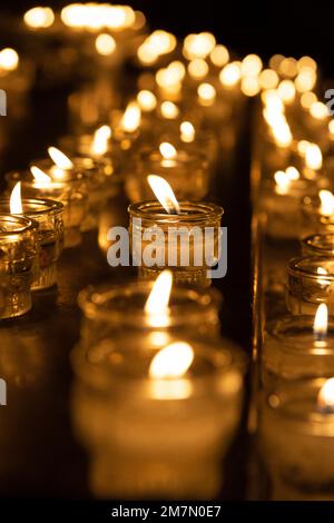 Memorial candele, avvento, che offre candele in una chiesa Foto Stock