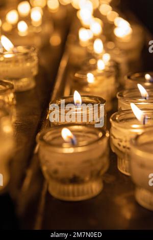 Memorial candele, avvento, che offre candele in una chiesa Foto Stock